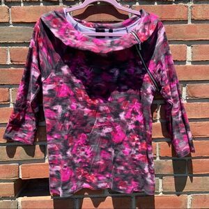 𝅺Magenta/Black Print Top with Layered Neck & Zipper